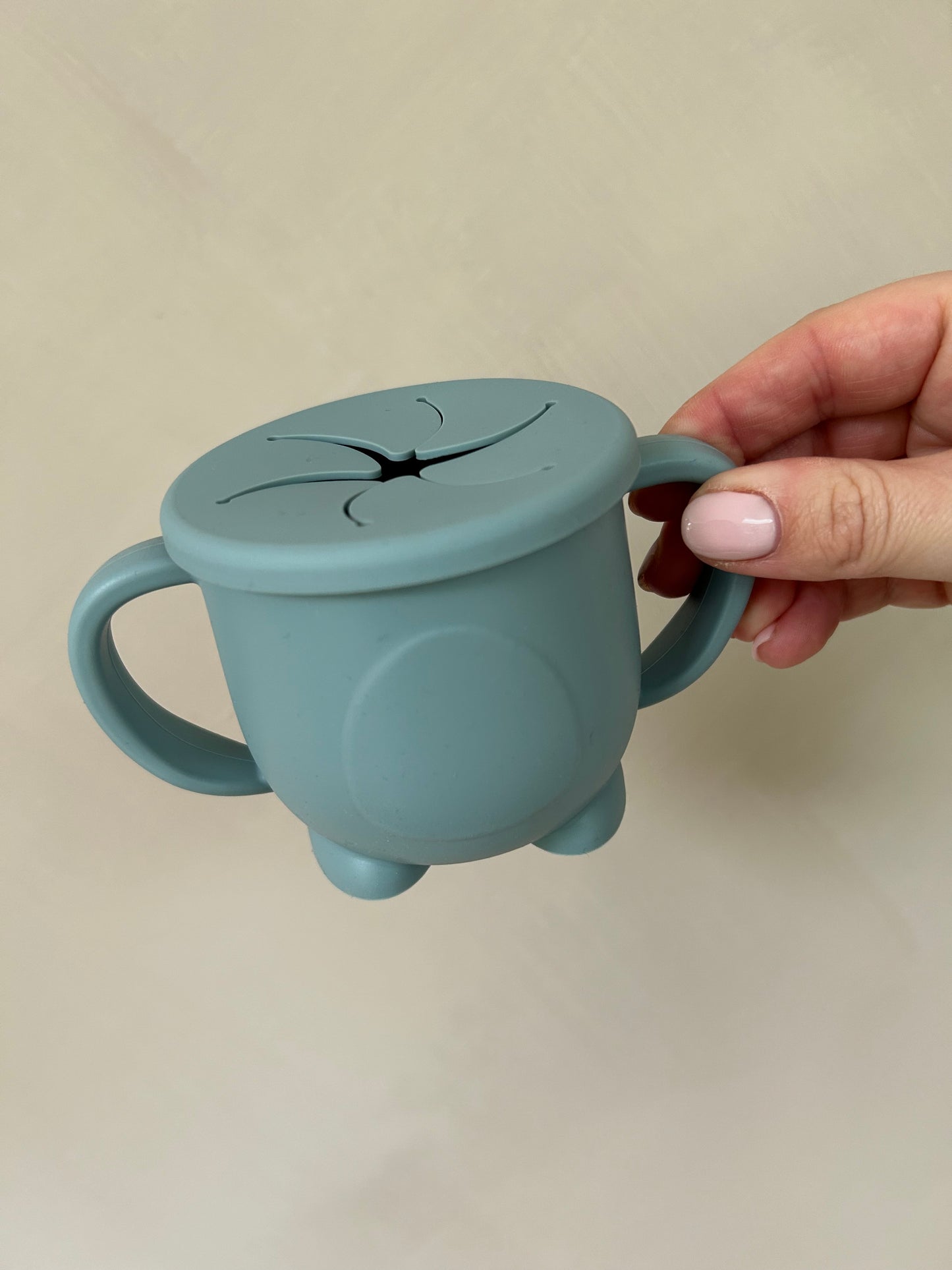 Silicone snack pot with handles
